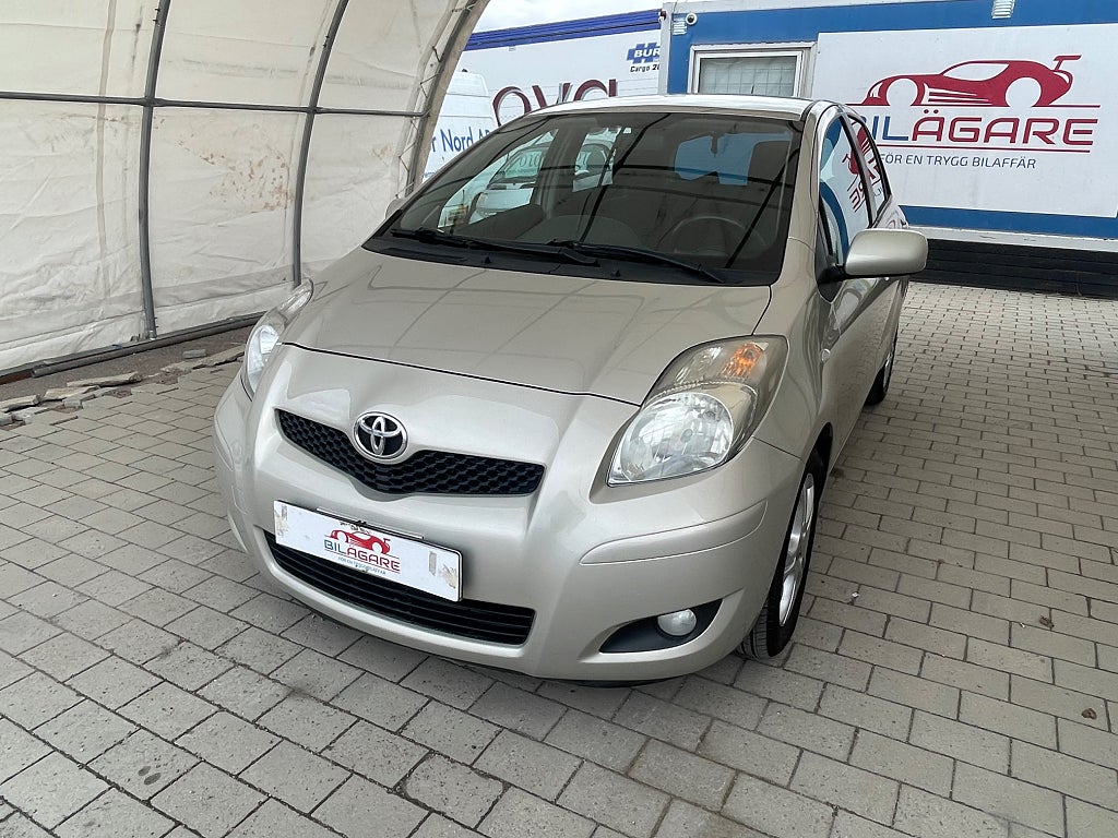 Toyota Yaris 1.33 Dual VVT-i LÅG-SKATT NYSERVAD NYBESIKTAD S+V-HJUL