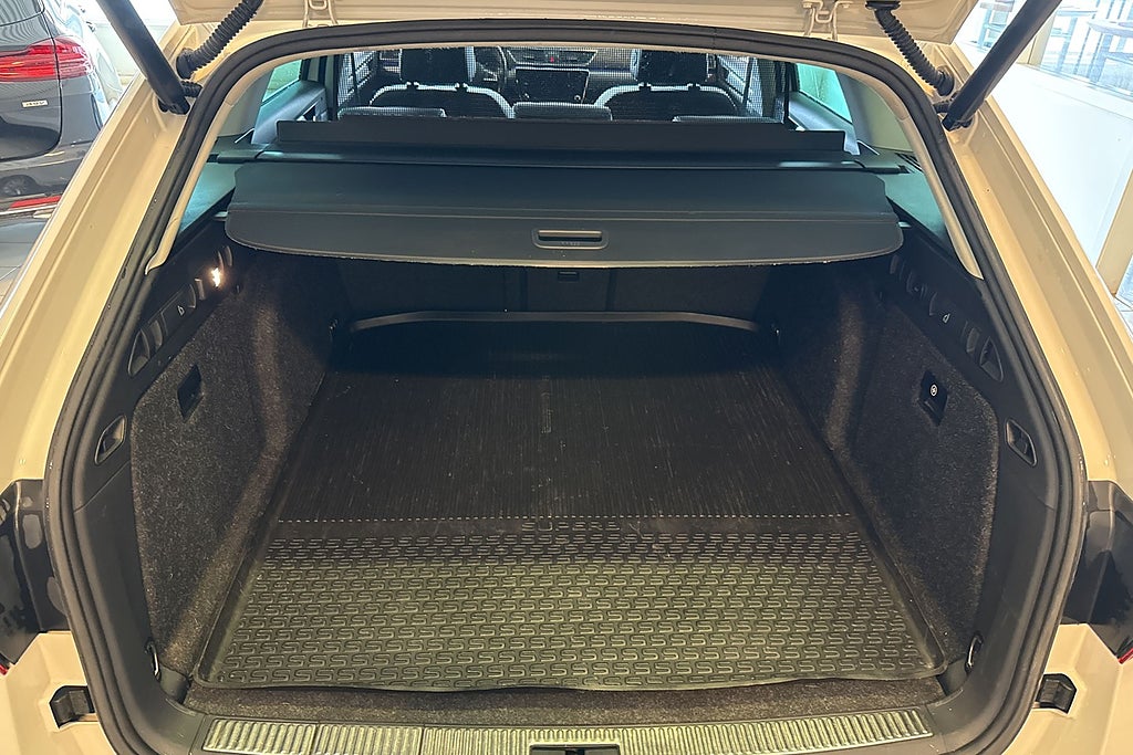 Skoda Superb Kombi 2.0 TDI 4x4 SCR Business Edi Drag Kamera Värmare  miniatyr 23