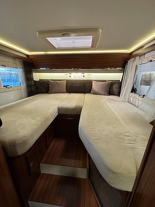 Husbil-halvintegrerad Adria Matrix Supreme 687SL 150HK 11 av 21