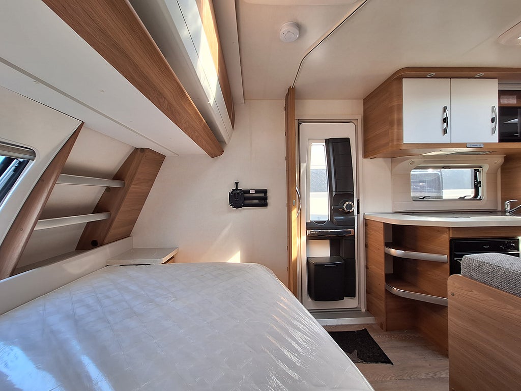 Hobby De Luxe 545 KMF Barnkammare: 3 Bäddar, Dusch, Kampanjprodukt!