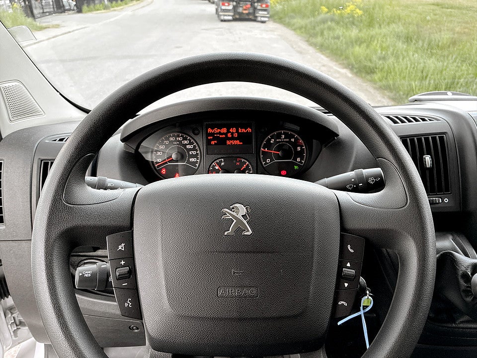 Bild på Peugeot Boxer PRO+ 2.2 BHDi 140hk L2H1 3-SITS B-KAMERA DRAG
