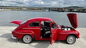 Volvon stod i en torr-lada i 35 år innan den totalrenoverades. Foto: Bilweb Auctions