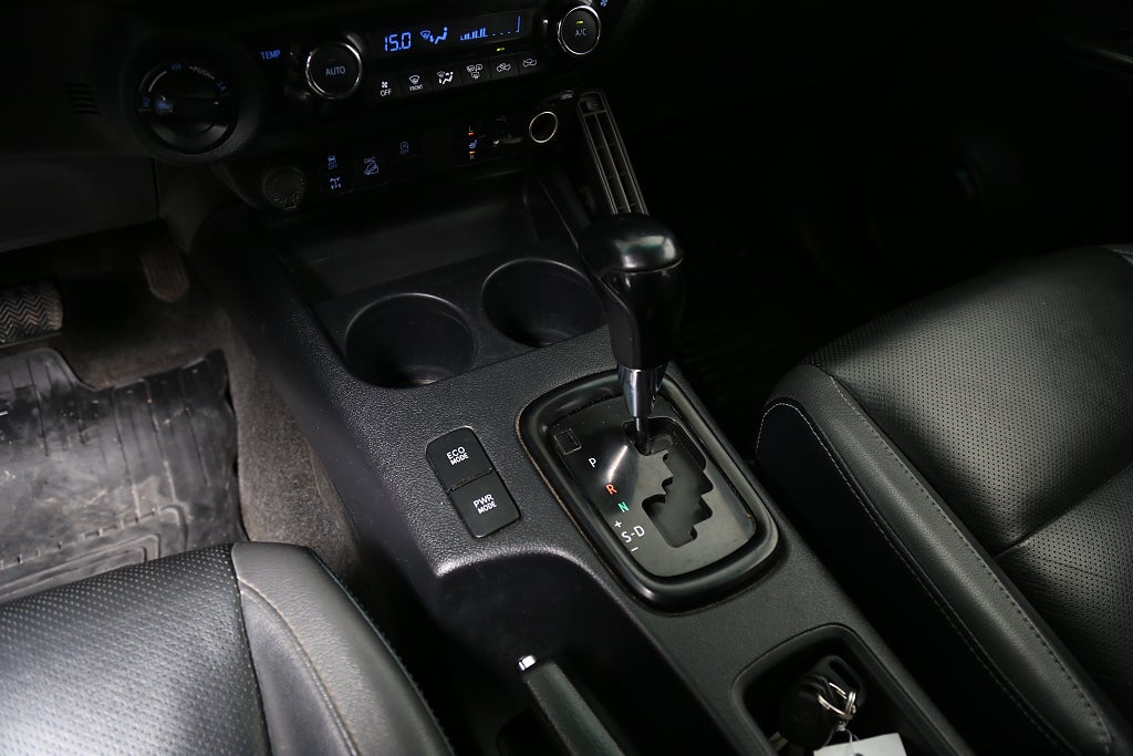 Toyota Hilux Dubbelhytt 2,8 Invincible 204hk 4WD JBL Skinn Navi Kåpa 2021