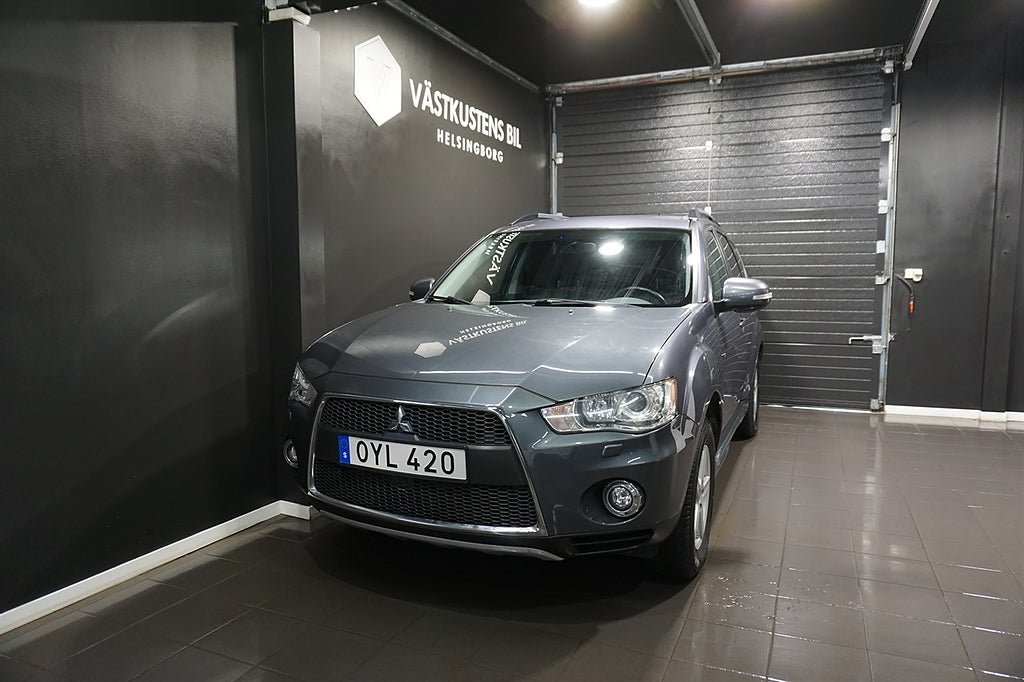 Mitsubishi Outlander 2.4 4WD CVT, 7-Sits, 2 Brukare, Navi, B-Kam, Skinn 170hk