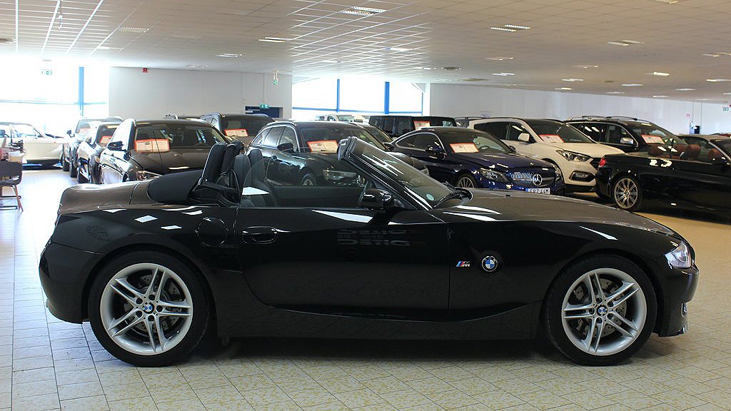 BMW:n har en rak sexa på 343 hästkrafter. 