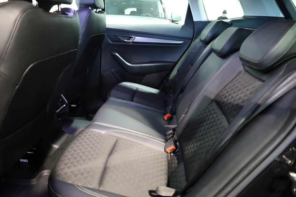 Skoda Karoq 2.0 TDI 4x4 Aut Style Drag Värmare Navi Kamera