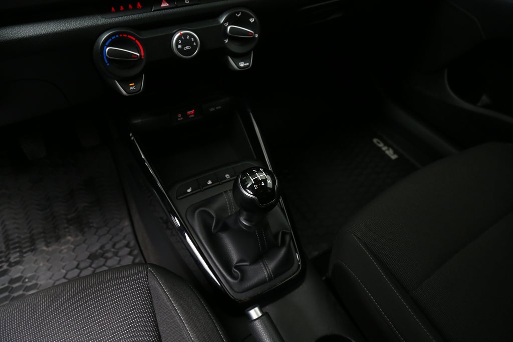 Kia Rio 1,2 84hk Launch Edition CarPlay P-sensorer