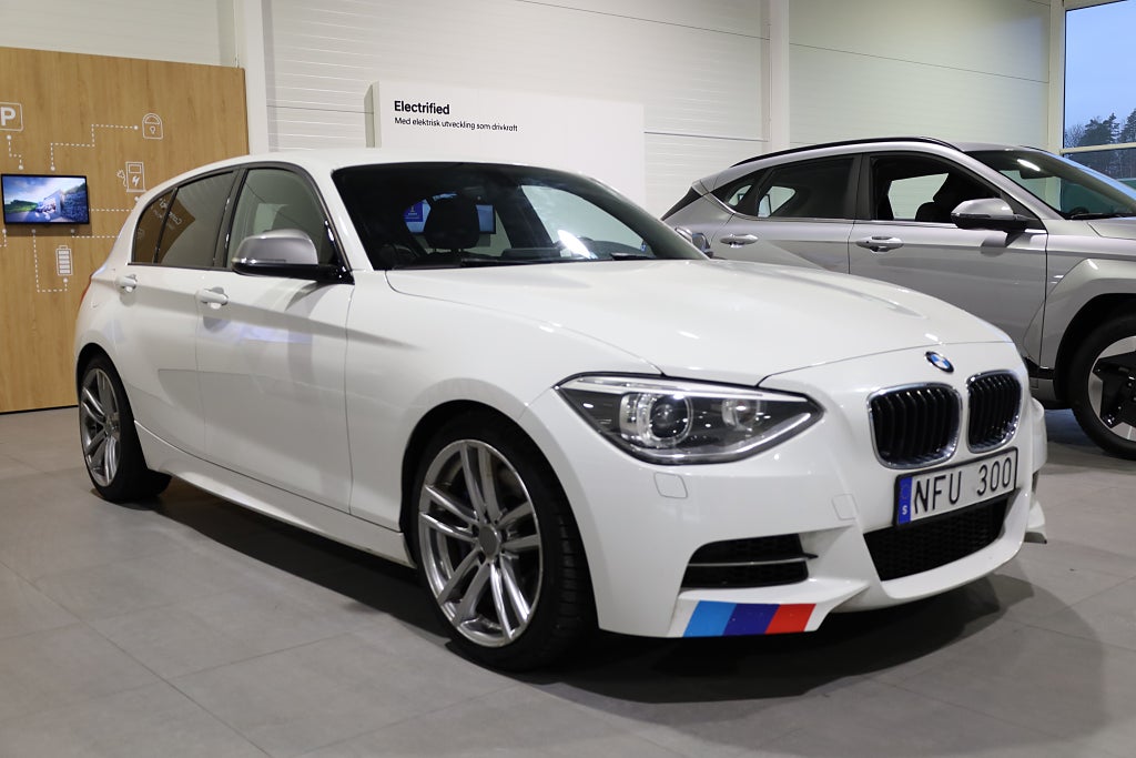 BMW M135i AUT M-Sport 320hk H&K Läder Blåtand Nyservad 2013