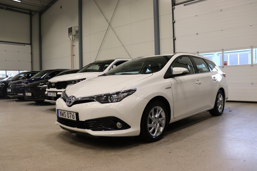 Toyota Auris Touring Hybrid e-CVT Active Navi B-Kamera 136hk