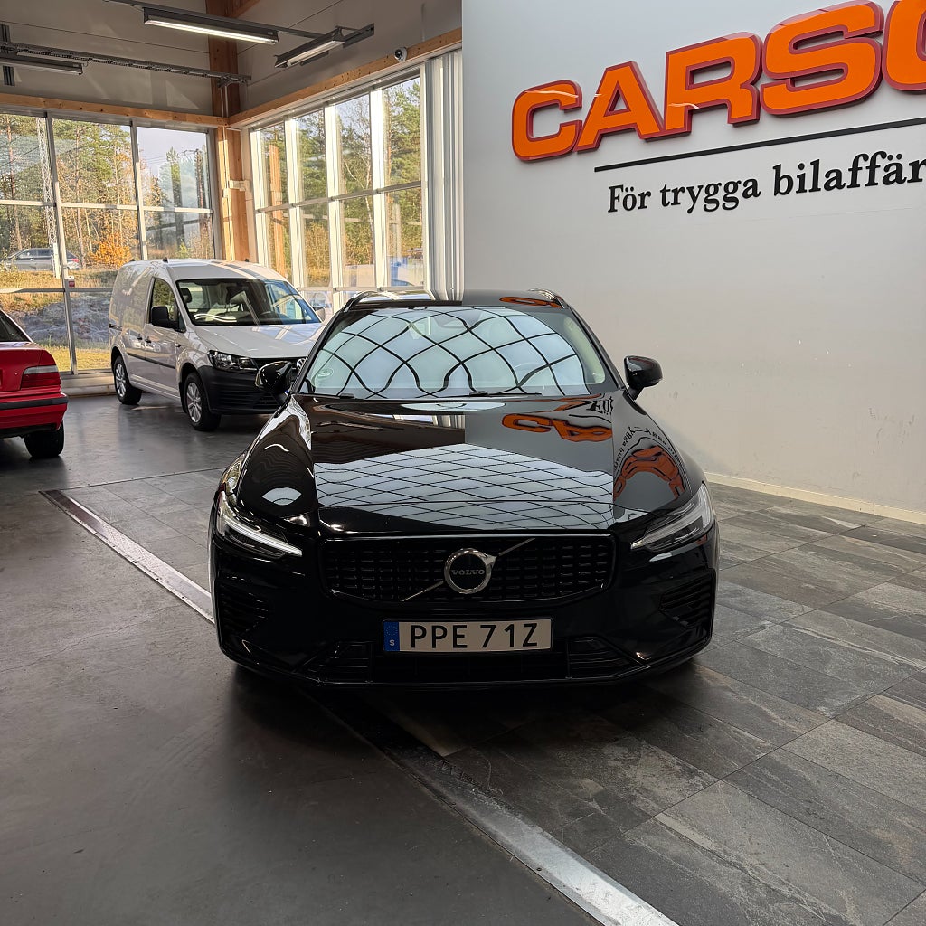 Volvo V60 Recharge T6 AWD Plus Dark H&K Backkamera Värmare Drag