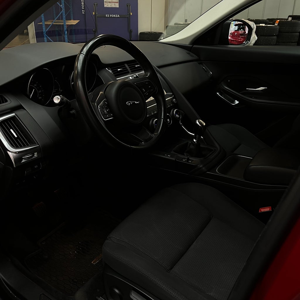 Jaguar E-Pace 4,99% D150 Navi Backkamera Park-sensorer