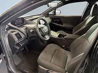 Toyota bZ4X 71.4 kWh Active S&V-hjul Backkamera Cockpit Navi MOMS – bild 7