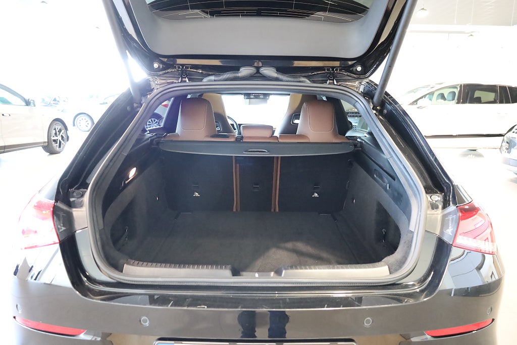 Mercedes-Benz CLA 200 Shooting Brake 7G-DCT Panorama Kamera Läder Navi