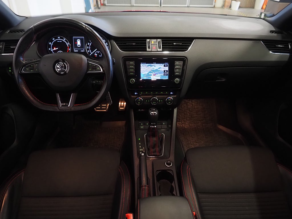 Skoda Octavia Kombi RS 2.0 TSI 220hk Dragkrok Navi P-Värm PDC 19" 2015