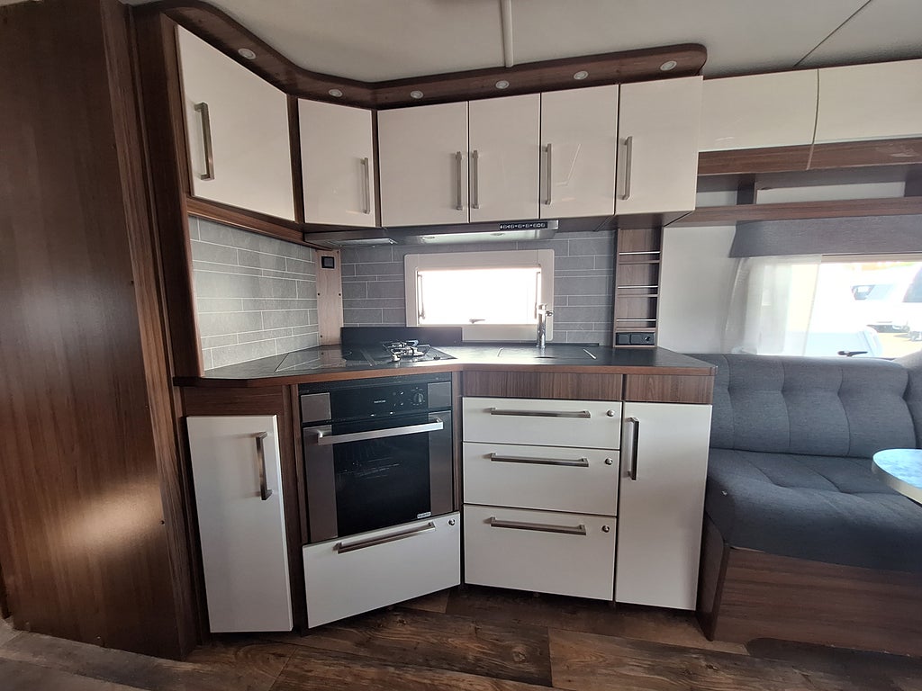 Polar Customized 680 QA Queenbädd, AC, Dusch, Kampanjprodukt!