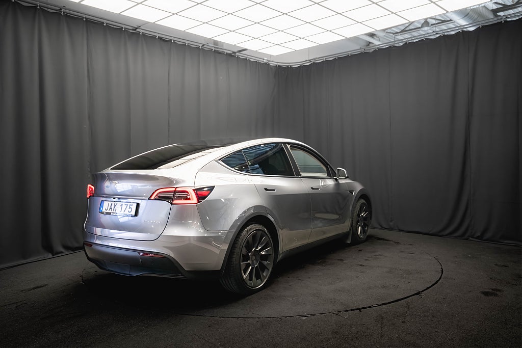 Tesla Model Y Long Range AWD DRAG 20'' QUICKSILVER PANO 1-ÄGARE MOMS