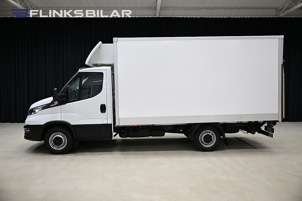 Iveco Daily 136HK Automat|Volymskåp|BG-Lyft|Sidodörr|EnÄgare|Moms