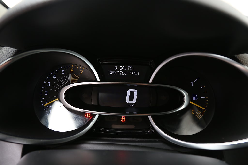 Renault Clio 1,2 75hk Expression 5D | P-Sen | Bluetooth | Nybesikt 2016