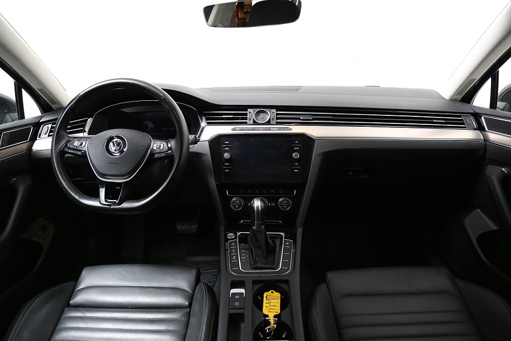 Volkswagen Passat TDI 190hk 4M Executive R-Line Drag Värmare 2018