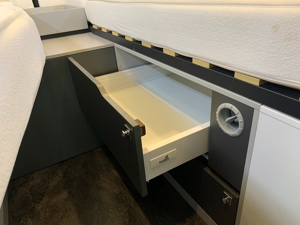 Pilote V 630 J / B-körkort / Långbädd / Solcell / Ugn /160hk - Pilote