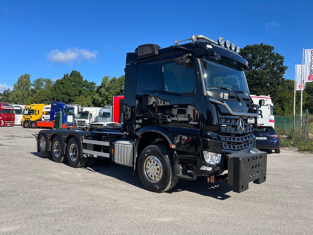 Mercedes-Benz Arocs 3251 Tridem Lastväxlare, Fullt Plogutrustad