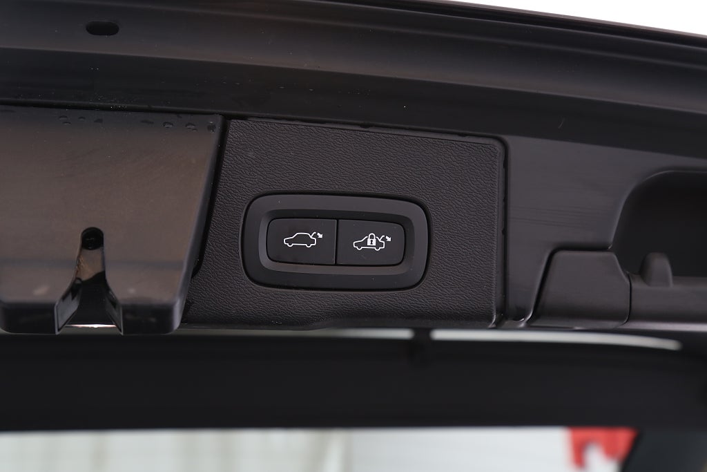 Volvo XC60 Recharge T6 350hk AWD Core Edition Drag Pano Leasbar 2023