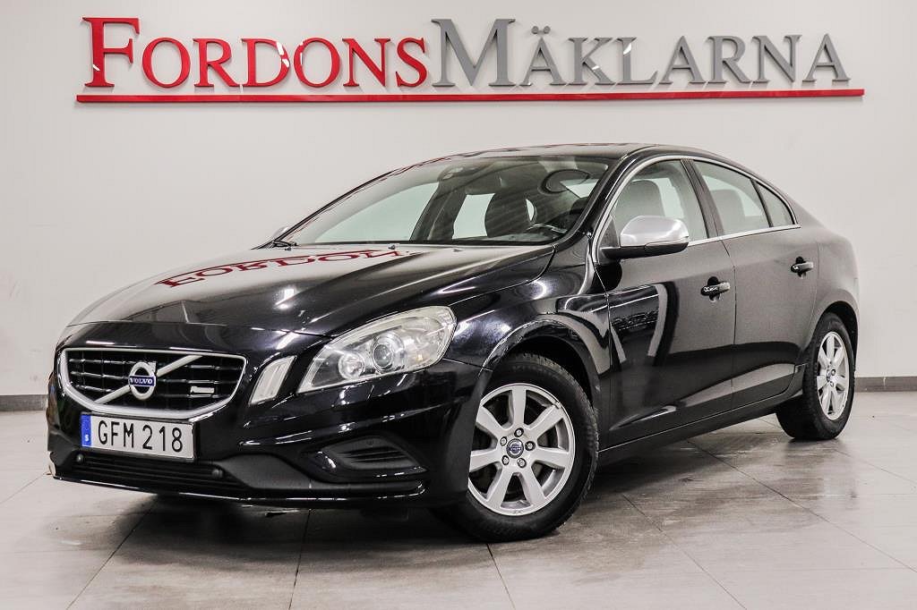 Volvo S60 D5 AWD MOMENTUM R-DESIGN VÄRMARE SKINN TAKLUCKA