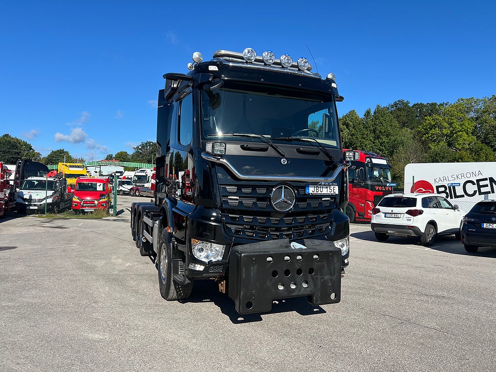 Mercedes-Benz Arocs 3251 Tridem Lastväxlare, Fullt Plogutrustad