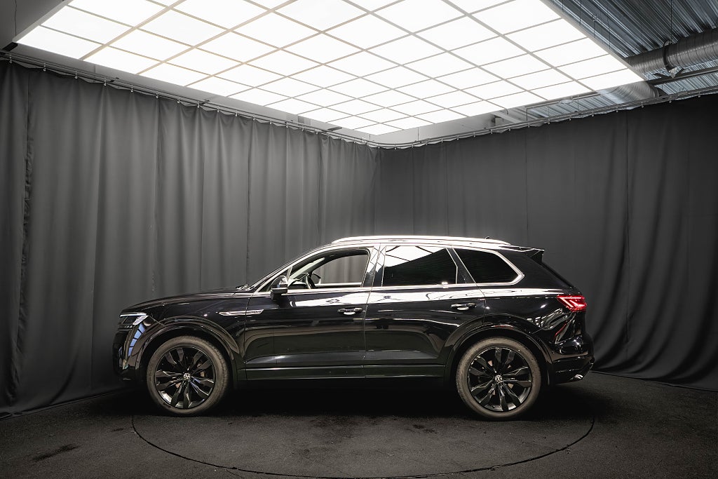 Volkswagen Touareg V6 TDI 4M R-Line PANO LUFT 21'' DRAG D-VÄRM HUD MOMS