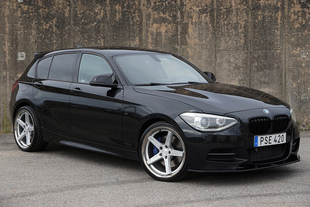 BMW M135i xDrive 420hk MHD|H&K|B-Kamera|Keyless|Navi|SE SPEC|
