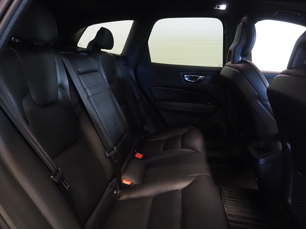 Volvo XC60 T5 AWD 250hk R-Design |Luftfjädring|Pano|Drag|22"| 2018