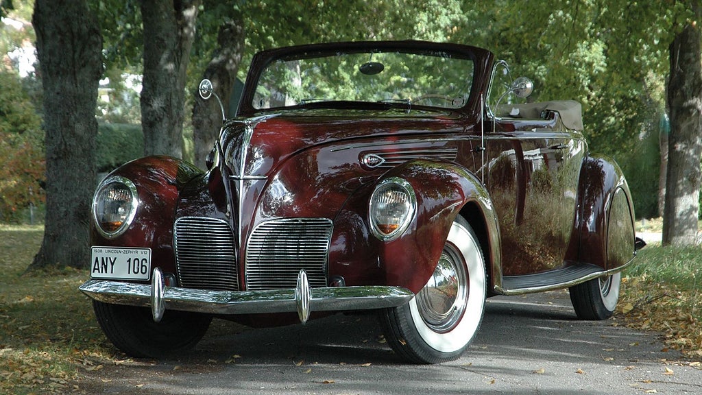Lincoln Zephyr Convertible Coupe snett framifrån.