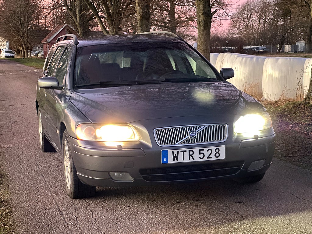 Volvo V70 2.5T Momentum 209hk, Svensksåld, 