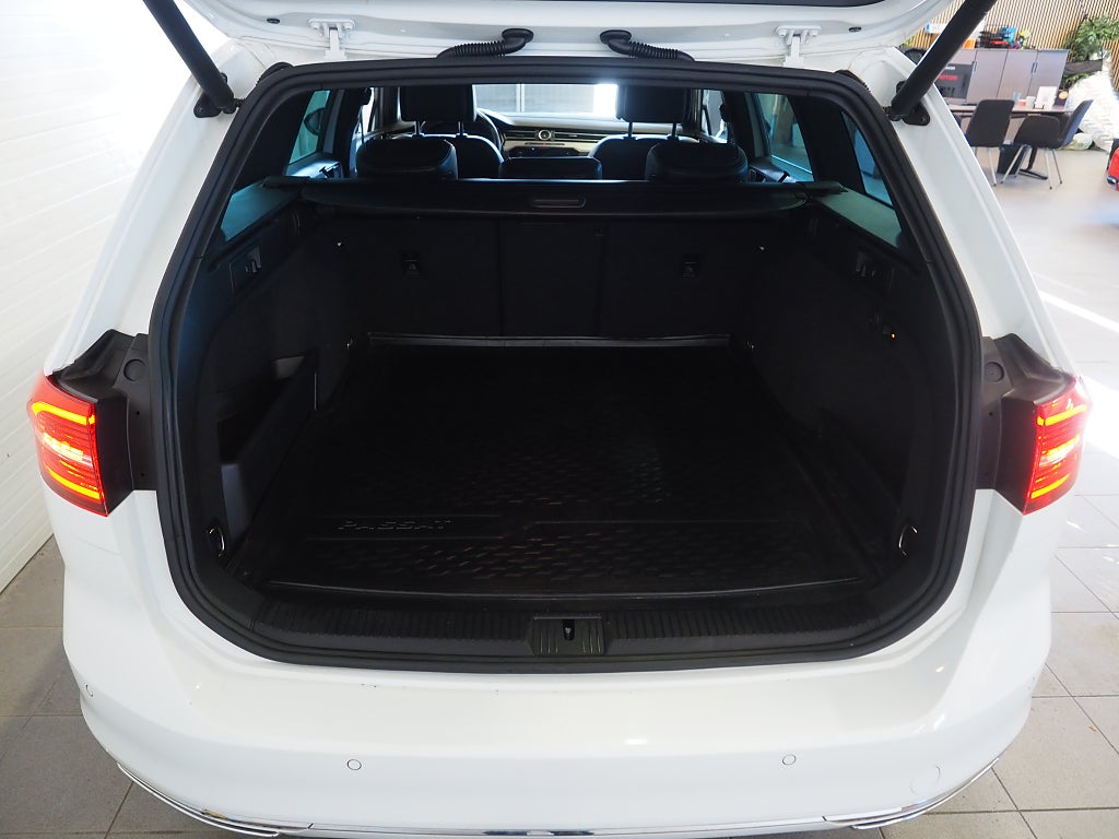 Volkswagen Passat SC 2.0 TDI 4Motion R-Line Cockpit Läder D-Värm Drag Nav 2019