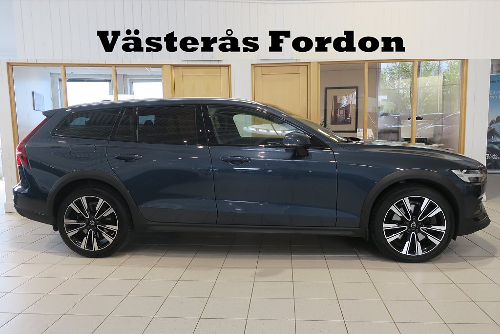 Volvo V60 Cross Country D4 AWD Pano H&K HUD 360°Drag Värmare Keyless