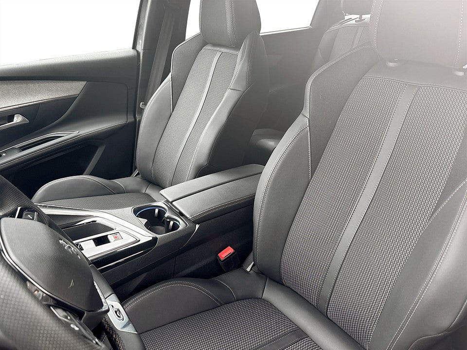 Bild på Peugeot 5008 GT 1.2 PT 130hk Aut 7-SITS B-KAMERA CARPLAY