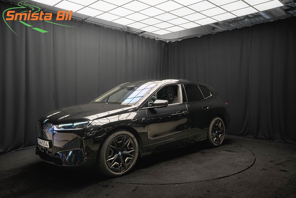 BMW iX M60 B&W PANO LUFT 22'' BAKAXELSTYRNING DRAG MAX MOMS