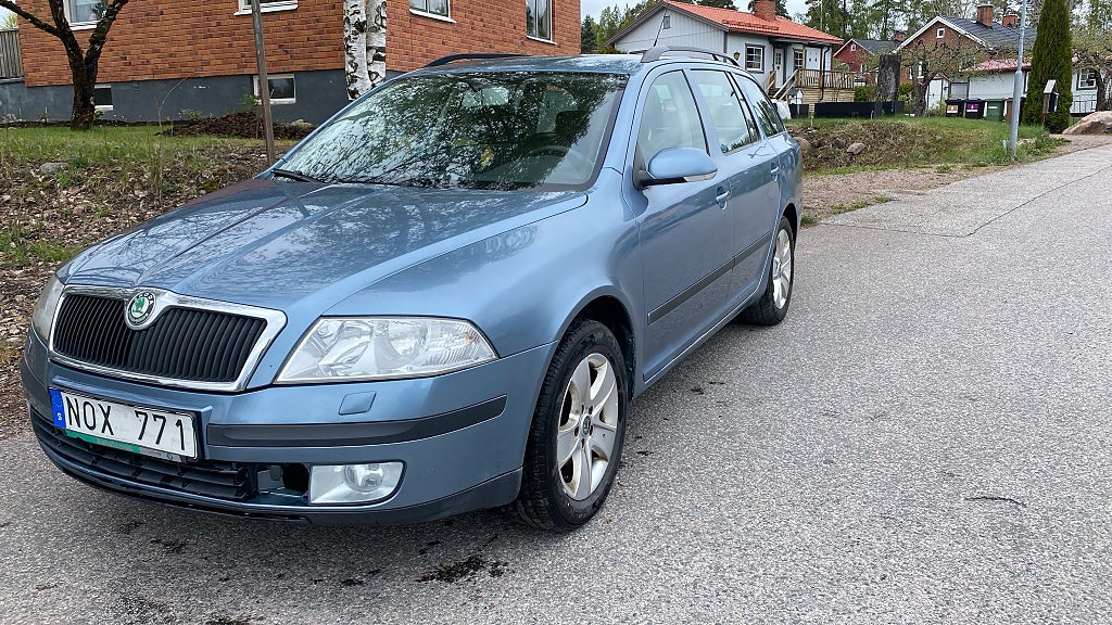 Skoda Octavia Kombi 1.6 MPI Multifuel  Nybesiktad
