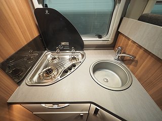 Husbil-halvintegrerad Weinsberg Carasuite 700 ME | 17 av 31