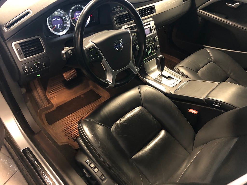 VOLVO XC70 D5 SUMMUM 205 ch BVA AWD - 1ERE MAIN - CUIR - ATTELAGE - 167500 KM