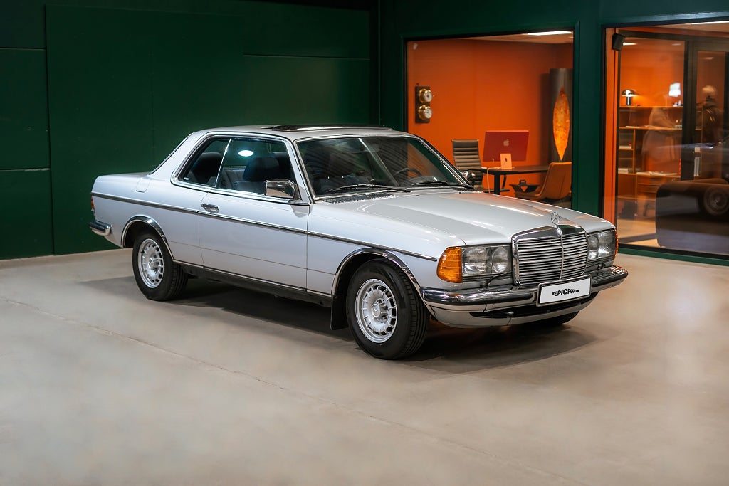 Mercedes-Benz 230 CE C123 / Svensksåld / Låga mil / Originalskick