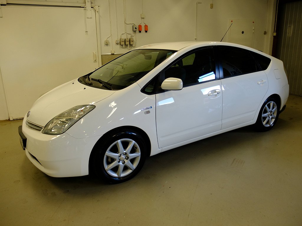 Toyota Prius 1.5 VVT-i + 3CM CVT Aut 3-Brukare 