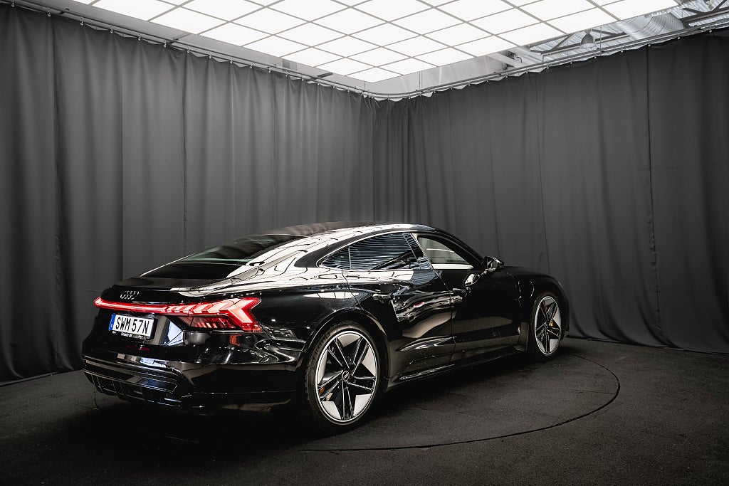Audi E-Tron GT Q DYNAMIK+ PANO B&O LUFTFJÄDRING 21'' MOMS 360° HUD
