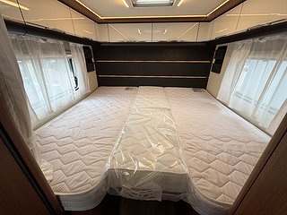 Husbil-halvintegrerad LMC Cruiser Premium T701 AUT 11 av 17