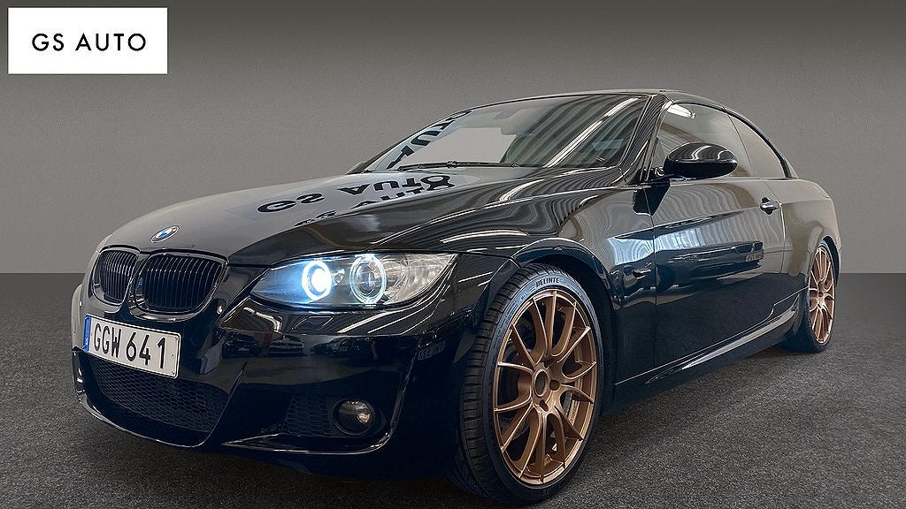 BMW 330d är utrustad med både comfort- och M Sportpaketet. 