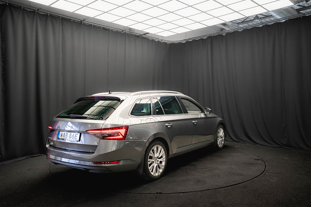 Skoda Superb iV BUSINESS LÄDER DRAG B-VÄRM ELSTOL 100% SoH MOMS
