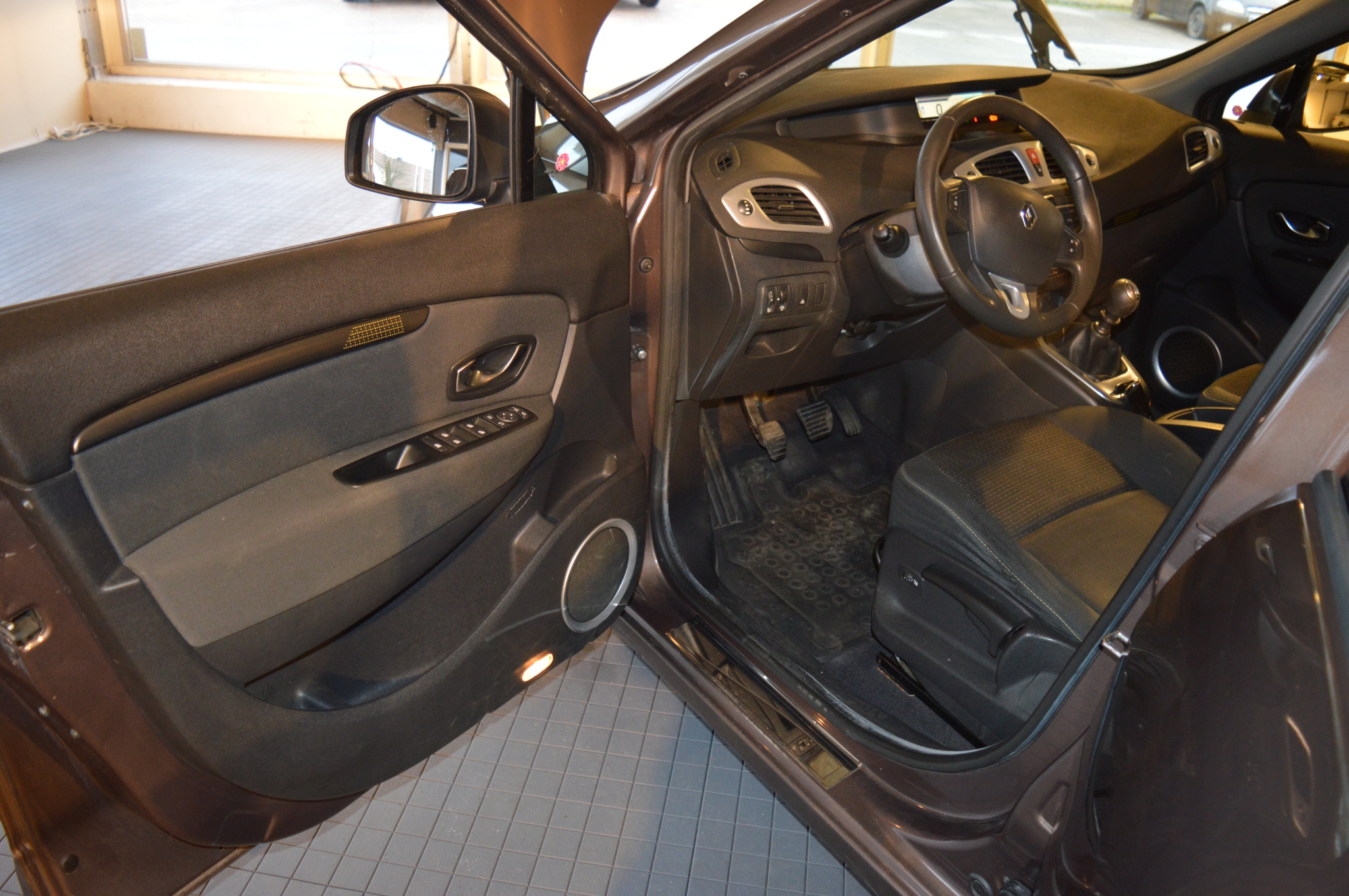 Renault Scenic 1.9 dCi Euro 5 2010, kuva 6/36