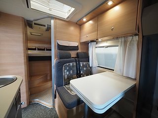 Husbil-halvintegrerad Knaus Van TI 550 10 av 19