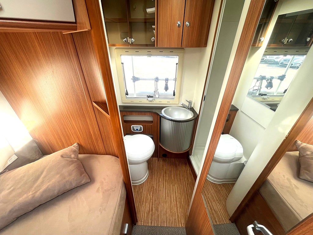 Adria Coral S 670 SLT långbäddar toa bak 5 åkande 3500 kg