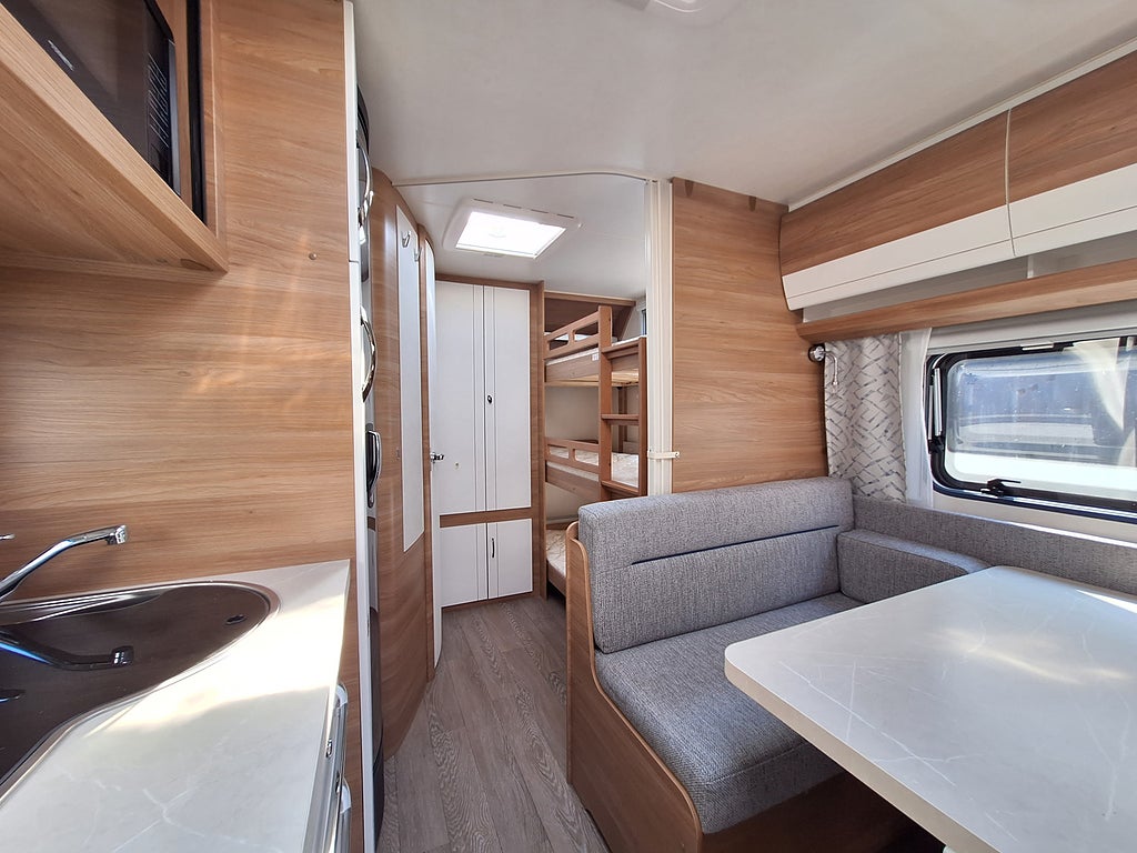 Hobby De Luxe 545 KMF Barnkammare: 3 Bäddar, Dusch, Kampanjprodukt!